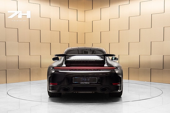 Porsche 911 4 of 5
