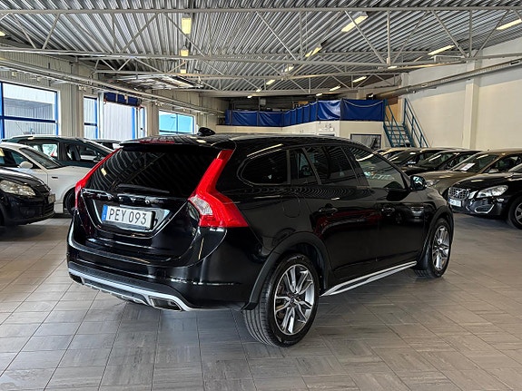 Volvo V60 Cross Country 3 of 5