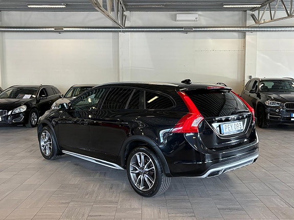 Volvo V60 Cross Country 2 of 5