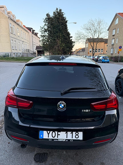 BMW 118i 2 of 5