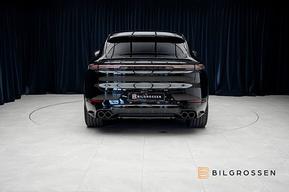 Porsche Cayenne 4 of 5