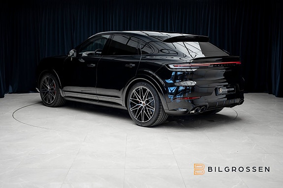 Porsche Cayenne 3 of 5