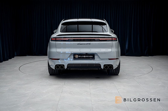 Porsche Cayenne 4 of 5