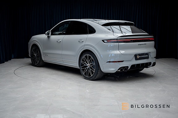 Porsche Cayenne 3 of 5