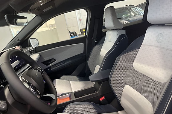 Renault 5 E-Tech 6 of 8
