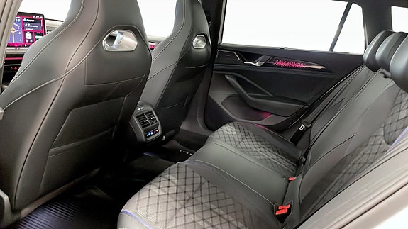 Volkswagen Passat 13 of 16