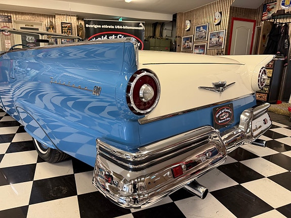 Ford Fairlane 4 of 5