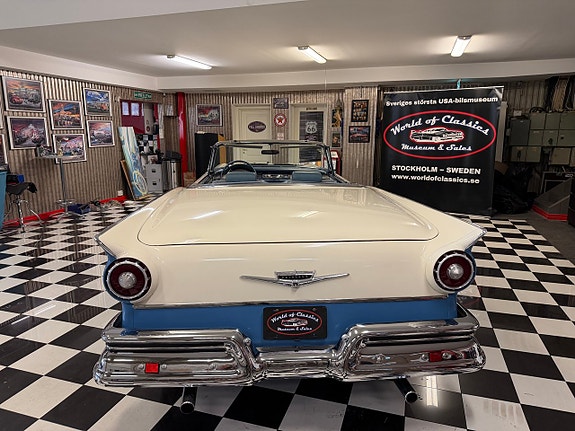 Ford Fairlane 2 of 5