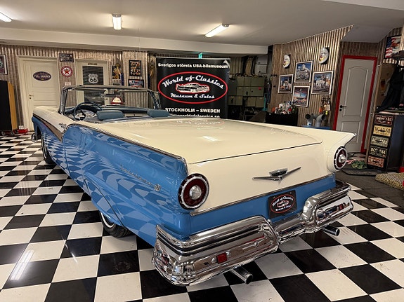 Ford Fairlane 3 of 5