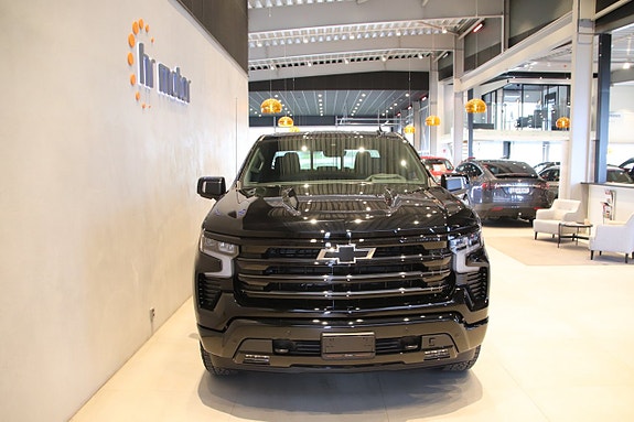 Chevrolet Silverado 1500 2 of 5