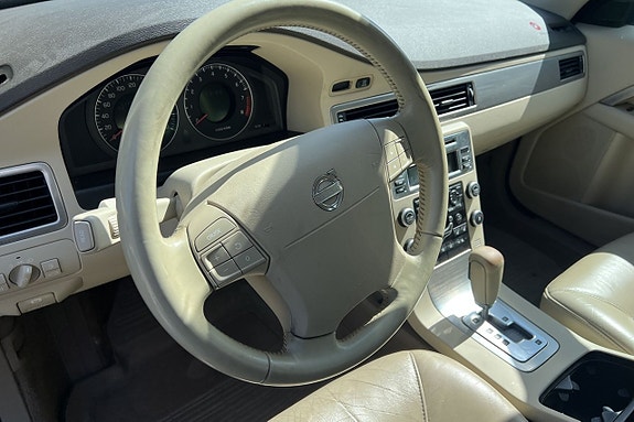 Volvo V70 12 of 26
