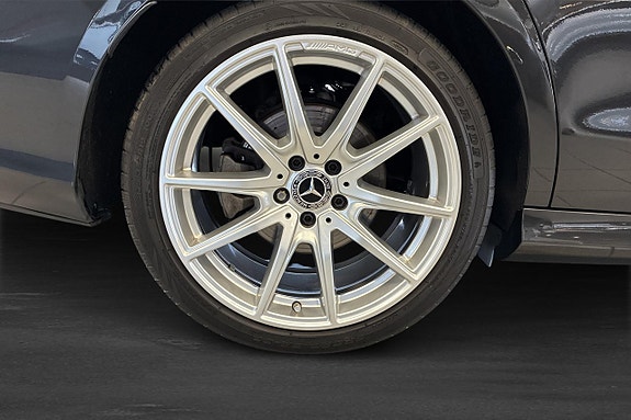 Mercedes-Benz E220 11 of 13