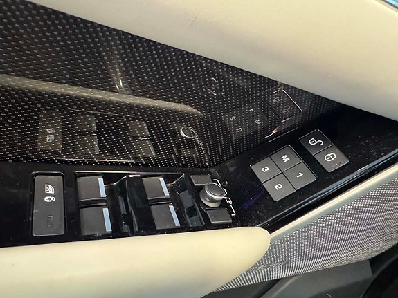 Land Rover Range Rover Velar 18 of 30