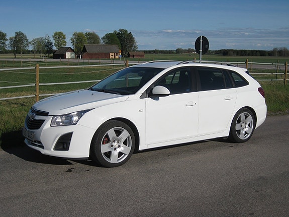 Chevrolet Cruze 2 of 5