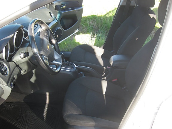 Chevrolet Cruze 9 of 14