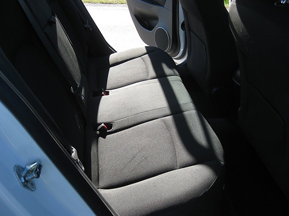 Chevrolet Cruze 12 of 14