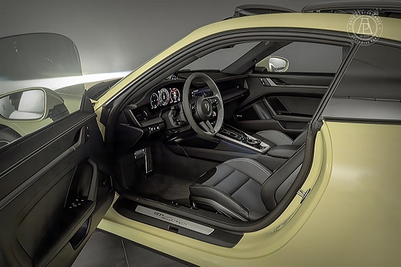 Porsche 911 4 of 5