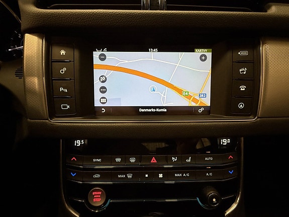 Jaguar XF 12 of 15