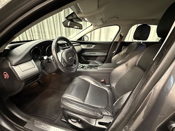 Jaguar XF 8 of 15