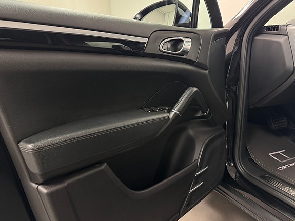 Porsche Cayenne 10 of 16