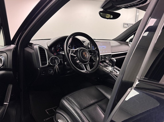 Porsche Cayenne 5 of 16