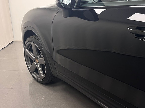 Porsche Cayenne 4 of 5