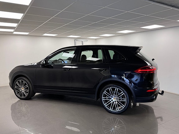 Porsche Cayenne 13 of 16