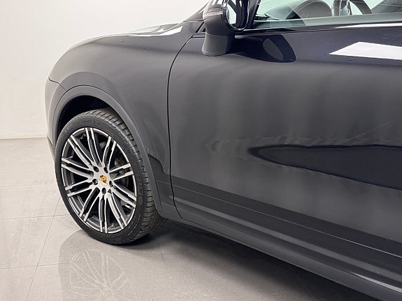 Porsche Cayenne 4 of 16