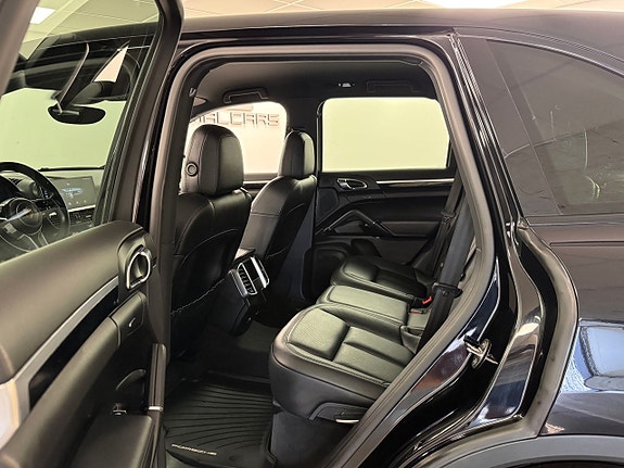 Porsche Cayenne 11 of 16