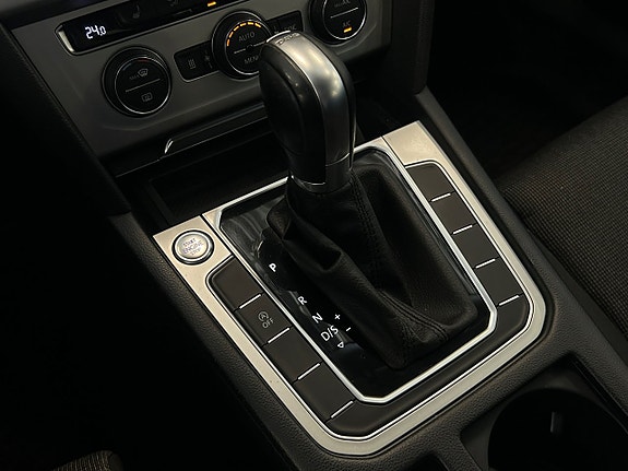 Volkswagen Passat 24 of 30