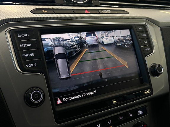 Volkswagen Passat 18 of 30