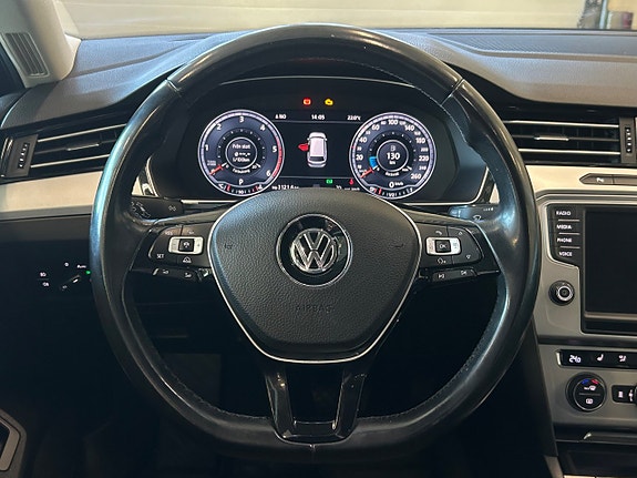 Volkswagen Passat 17 of 30