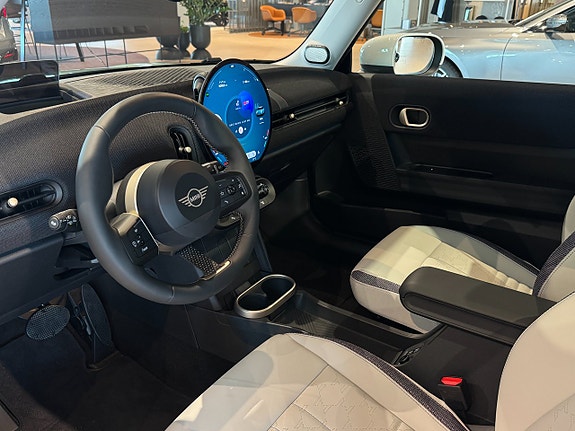 MINI Cooper S 8 of 16