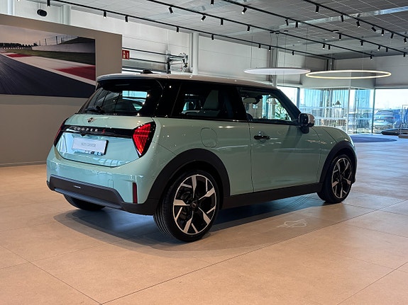 MINI Cooper S 4 of 5