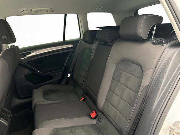 Volkswagen Golf Alltrack 26 of 30