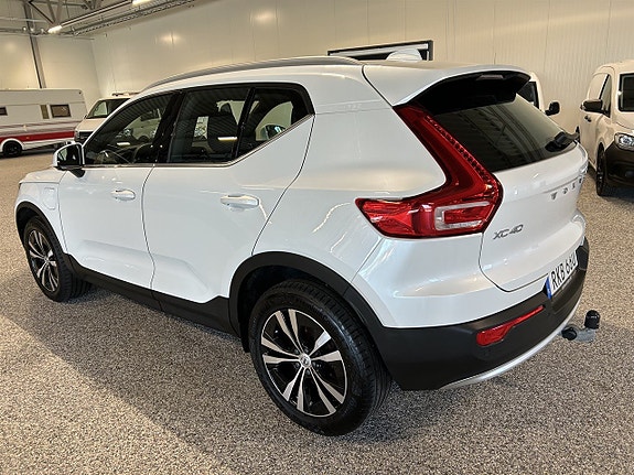 Volvo XC40 2 of 5