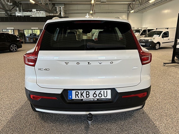 Volvo XC40 3 of 5