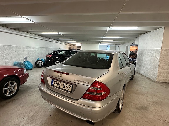 Mercedes-Benz E200 4 of 5
