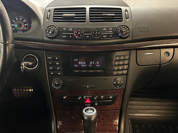 Mercedes-Benz E200 16 of 23