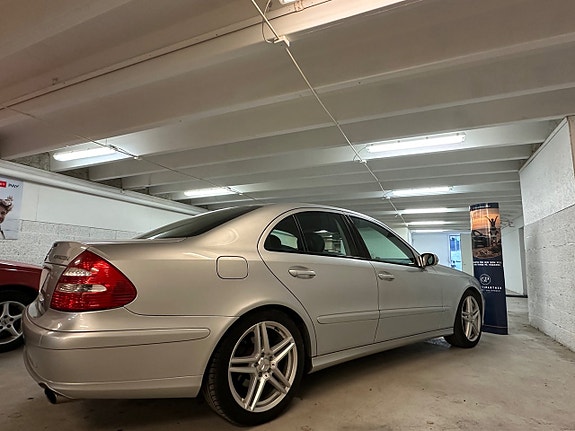 Mercedes-Benz E200 3 of 5