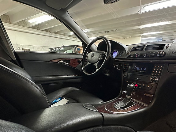 Mercedes-Benz E200 18 of 23