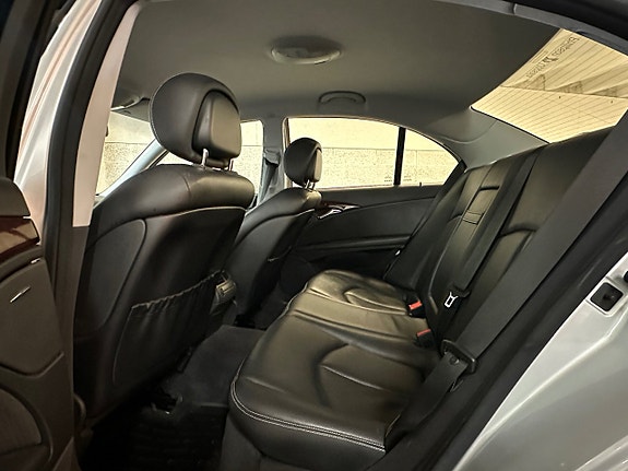 Mercedes-Benz E200 11 of 23