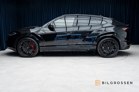Lamborghini Urus 2 of 5