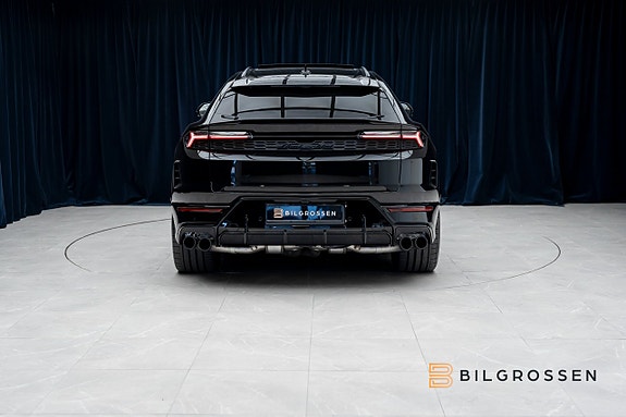 Lamborghini Urus 4 of 5