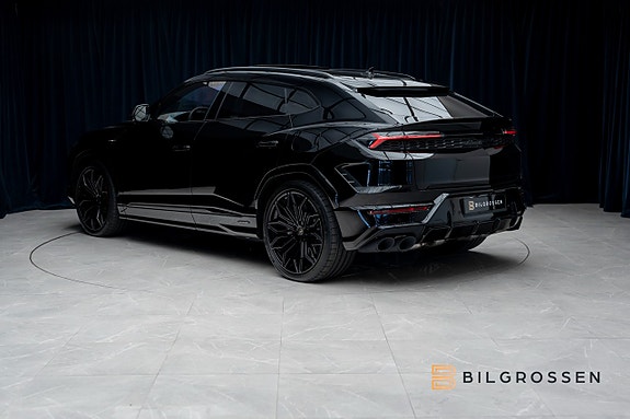 Lamborghini Urus 3 of 5