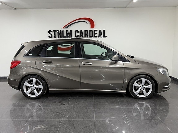 Mercedes-Benz B180 4 of 5