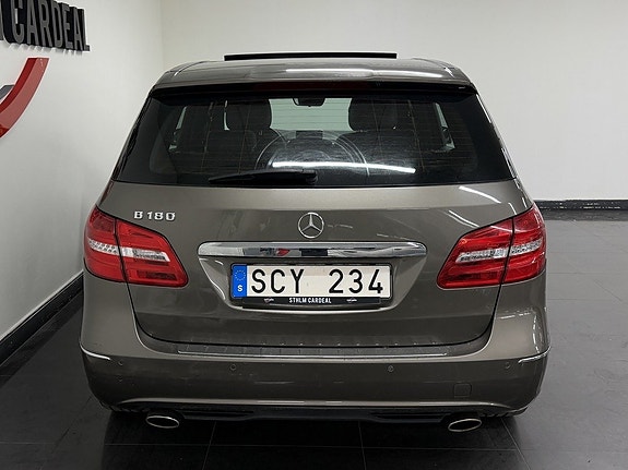 Mercedes-Benz B180 3 of 5