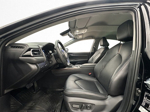 Toyota Camry 11 of 30