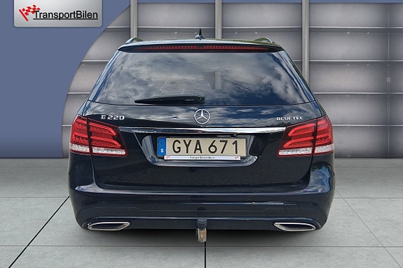 Mercedes-Benz E220 4 of 5