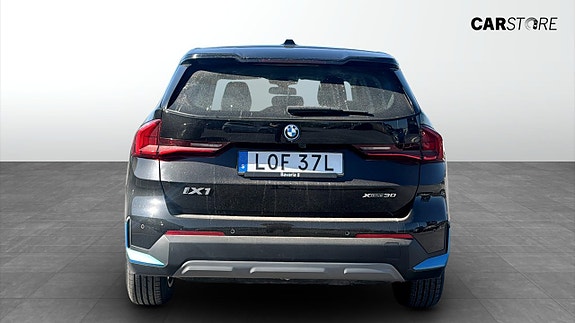 BMW iX1 7 of 15